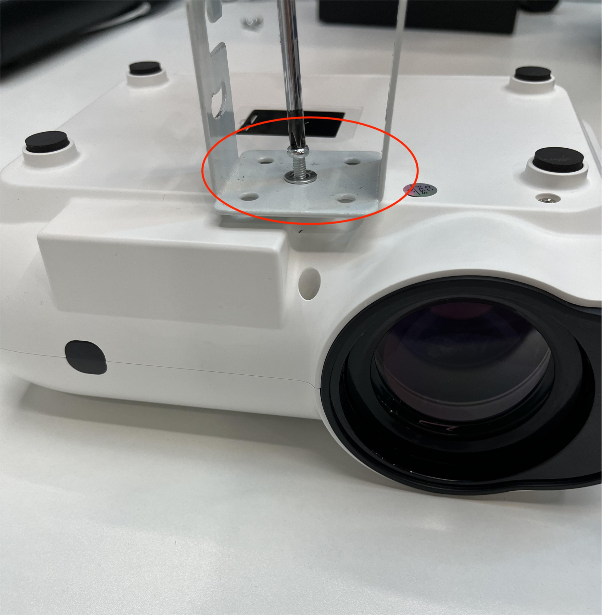 Ceiling_mount_installation_steps_for_P20_projector_04.png